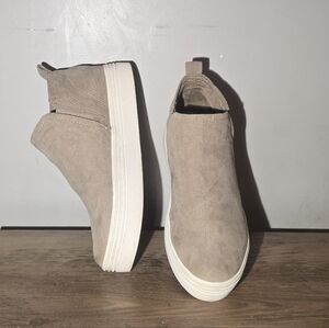 Universal Thread Ladies 7.5 Taupe Suede Shoe